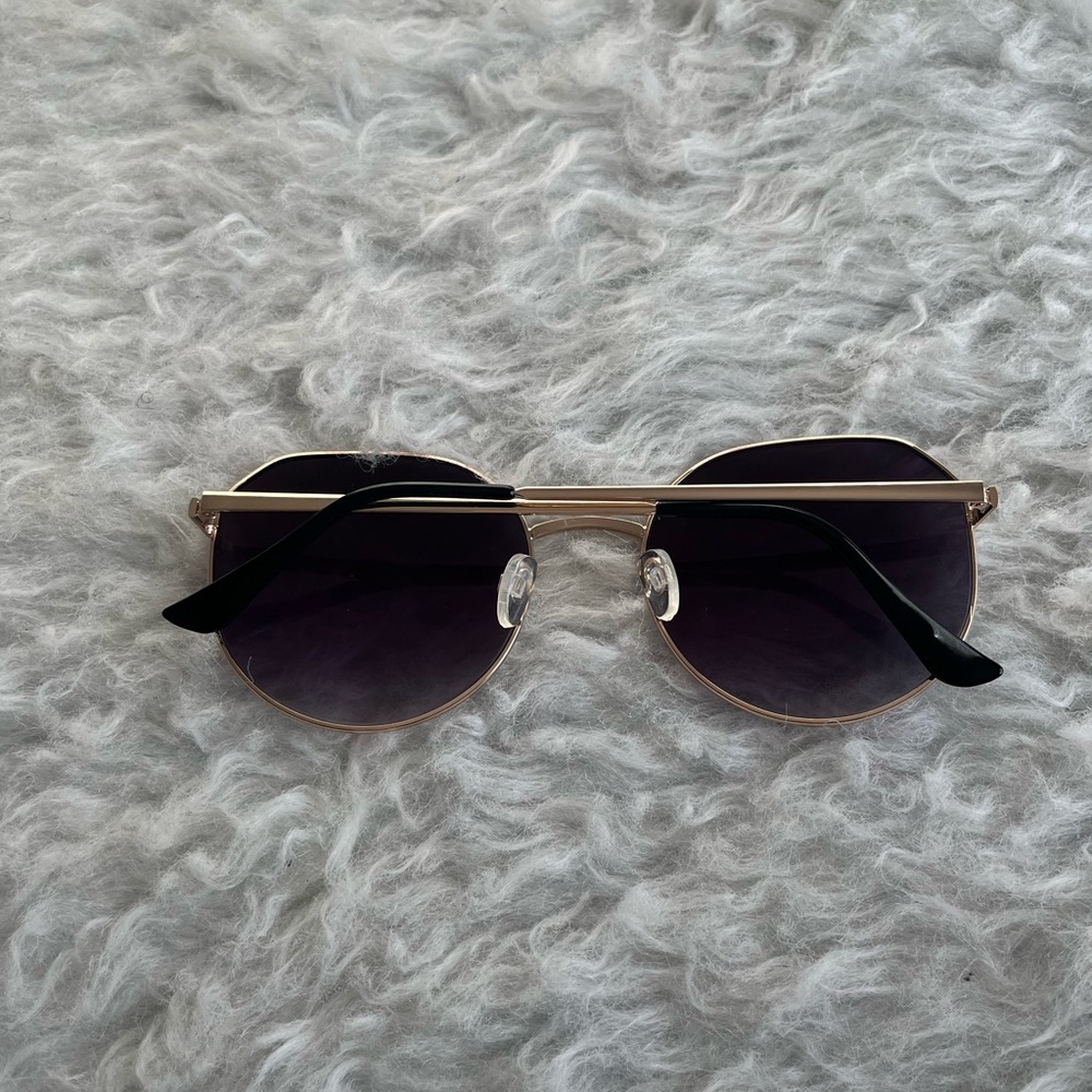 Sunglasses. - Picture 2 of 3